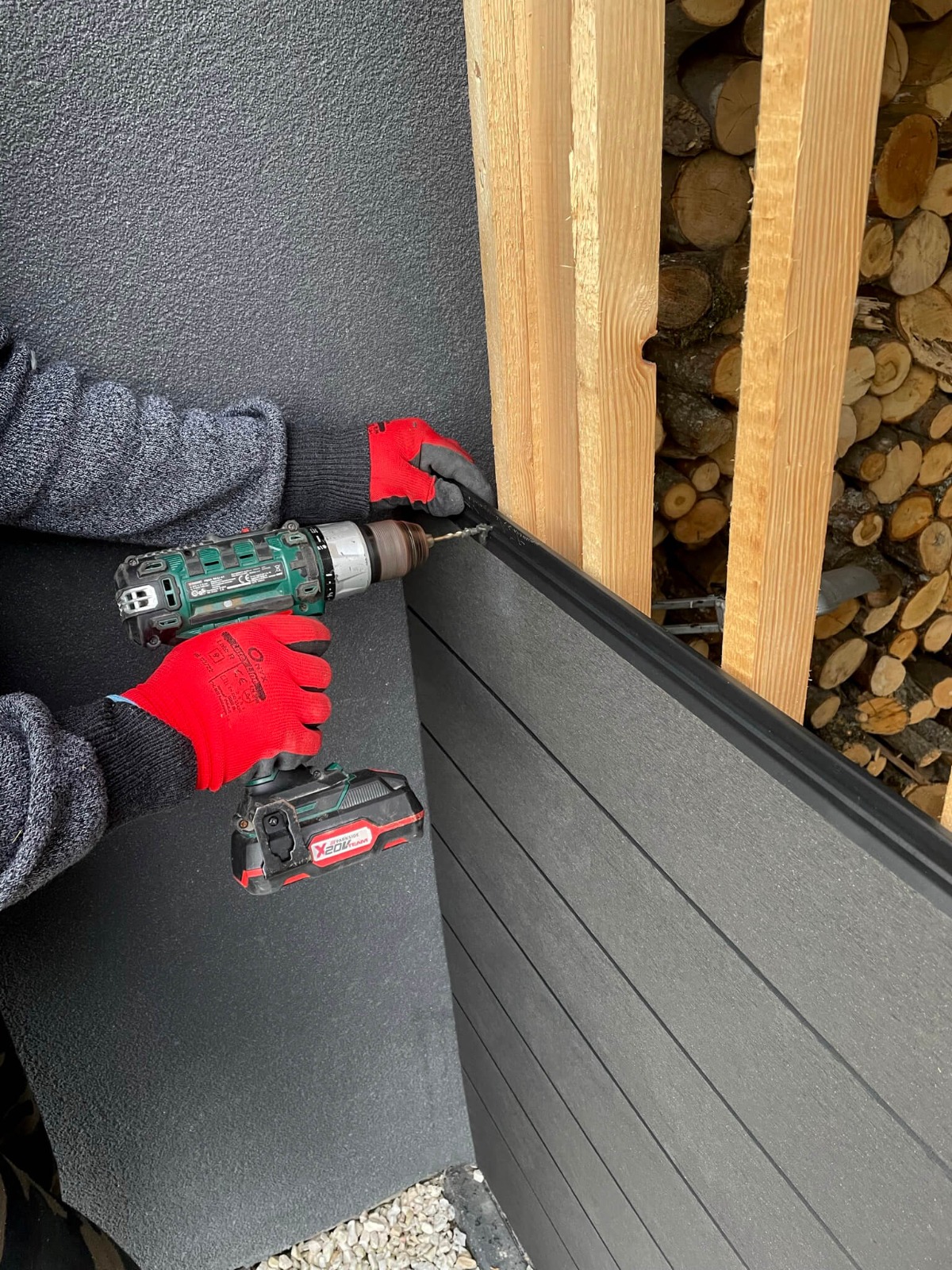 Instalace kompozitních prken Standard Anthracite na fasádu