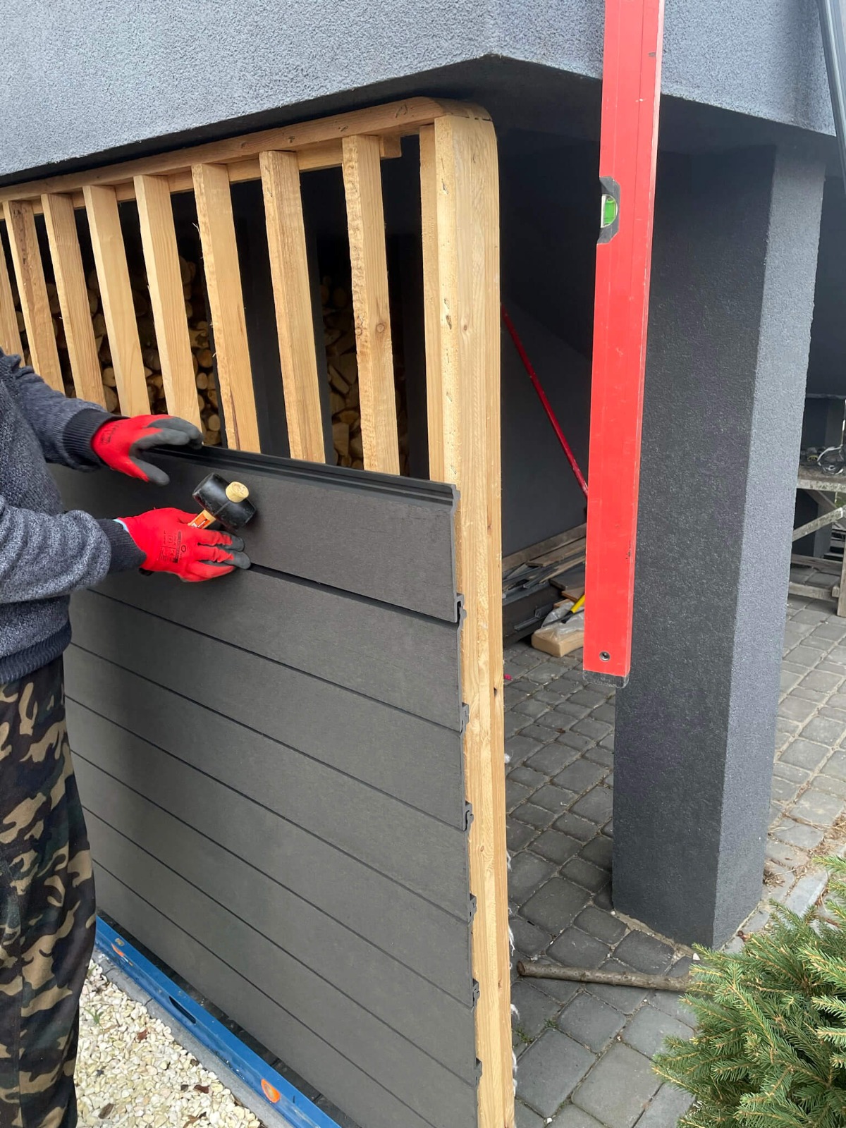 Instalace kompozitních prken Standard Anthracite na fasádu