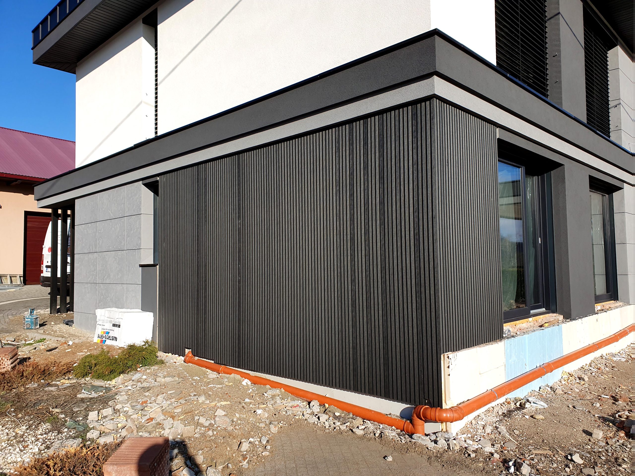 Moderní fasáda s kompozitními lamelami – grafitový stylový akcent