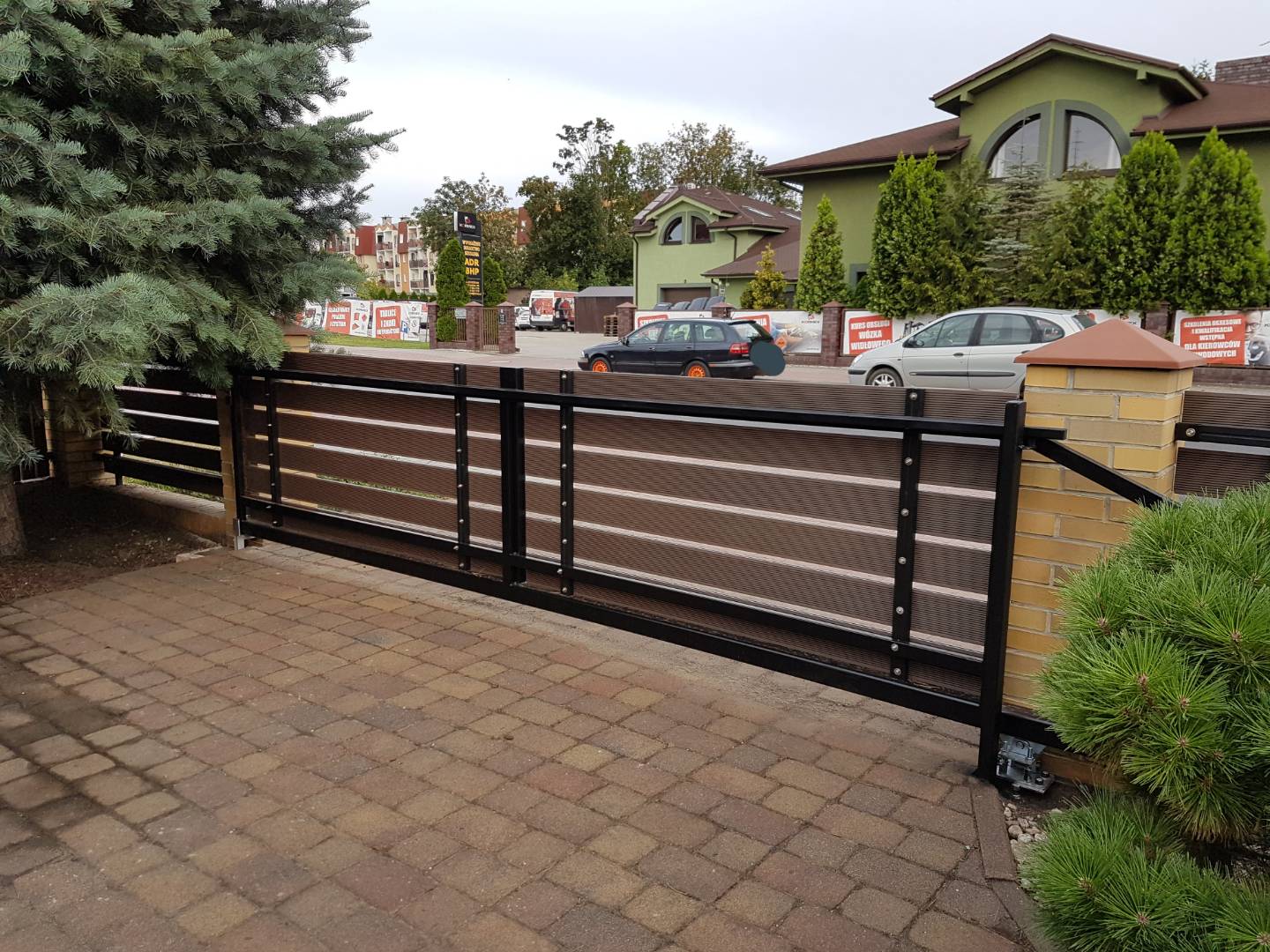 Oplocení z 3D terasových prken v hnědé barvě – odolnost v elegantním provedení