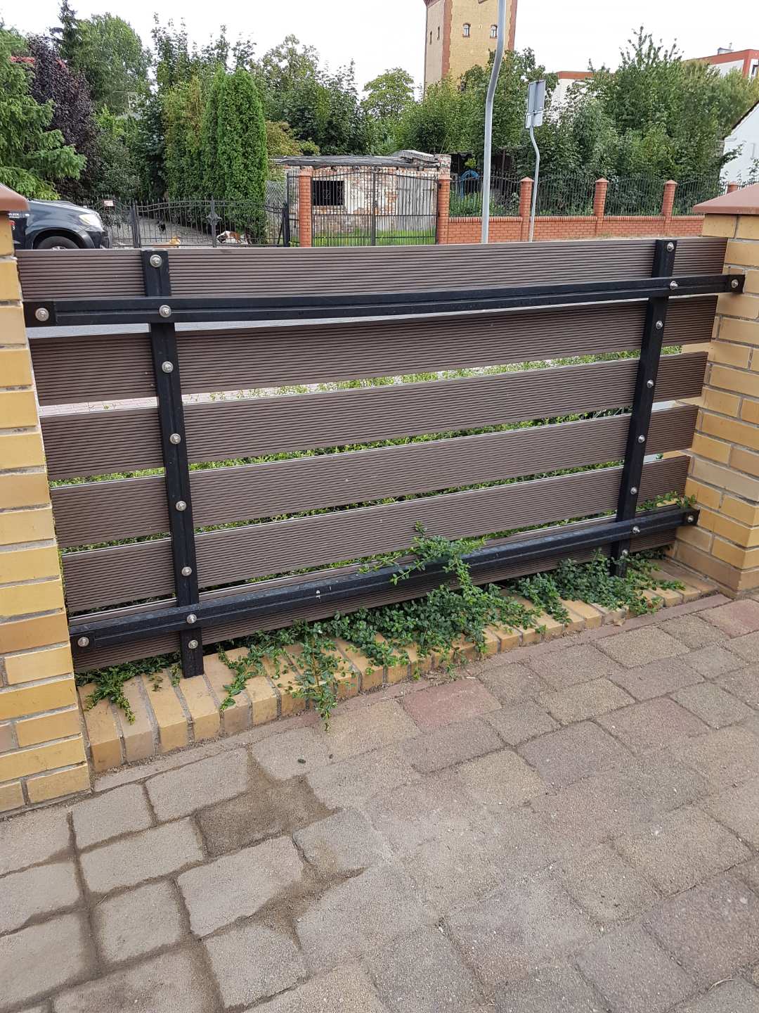 Oplocení z 3D terasových prken v hnědé barvě – odolnost v elegantním provedení