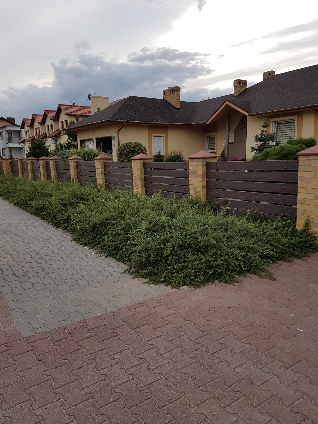 Oplocení z 3D terasových prken v hnědé barvě – odolnost v elegantním provedení