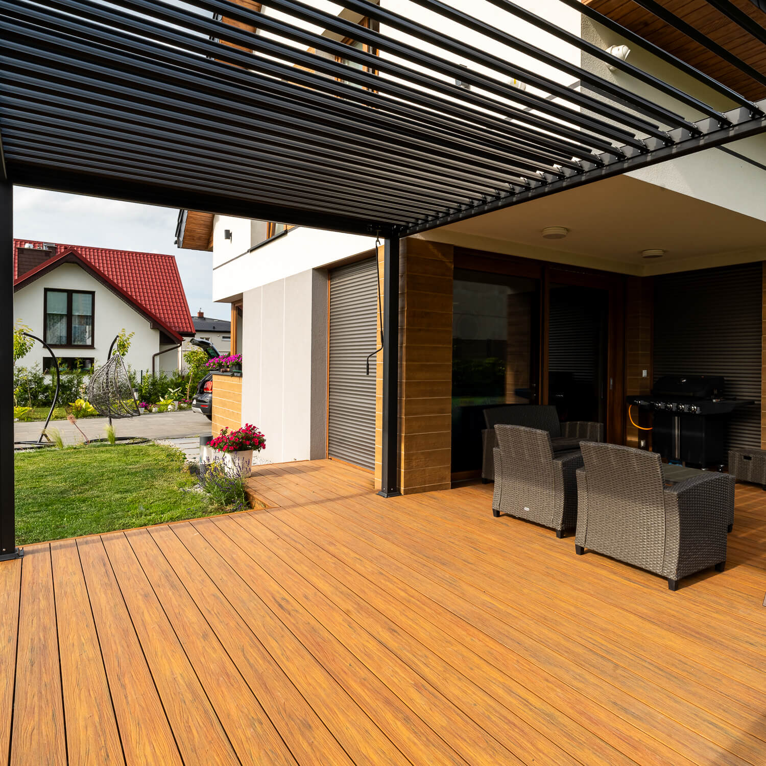 Záhradná pergola Liderwood – moderné riešenie terasy s kompozitnými terasovými doskami Premium v odtieni Amber