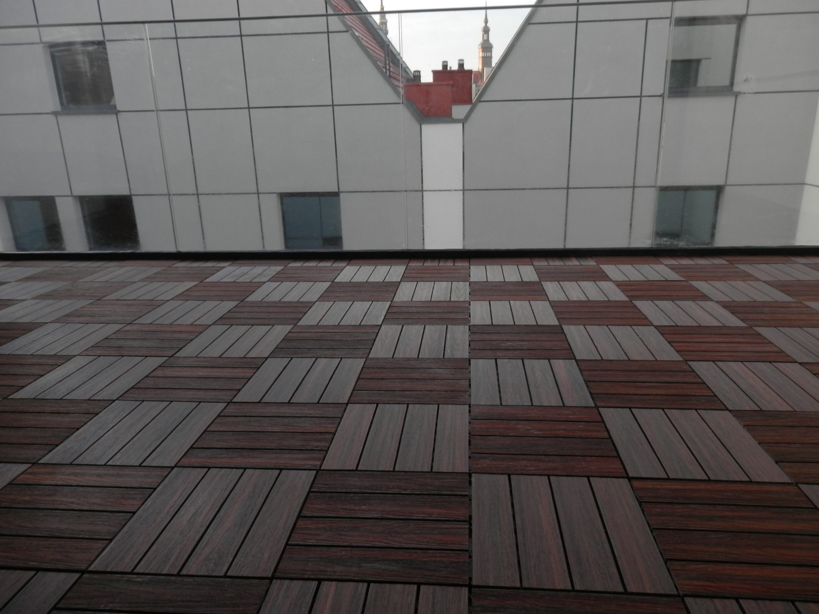 Prémiové terasové dlaždice Redwood – rychlá proměna balkonu