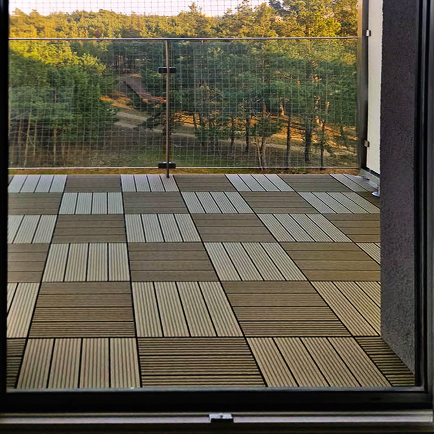 Praktický balkon s terasovými dlaždicemi Medový Teak