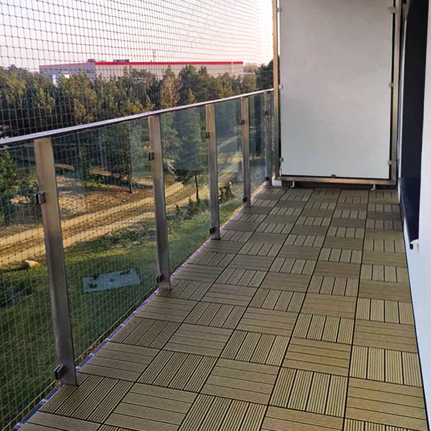 Praktický balkon s terasovými dlaždicemi Medový Teak