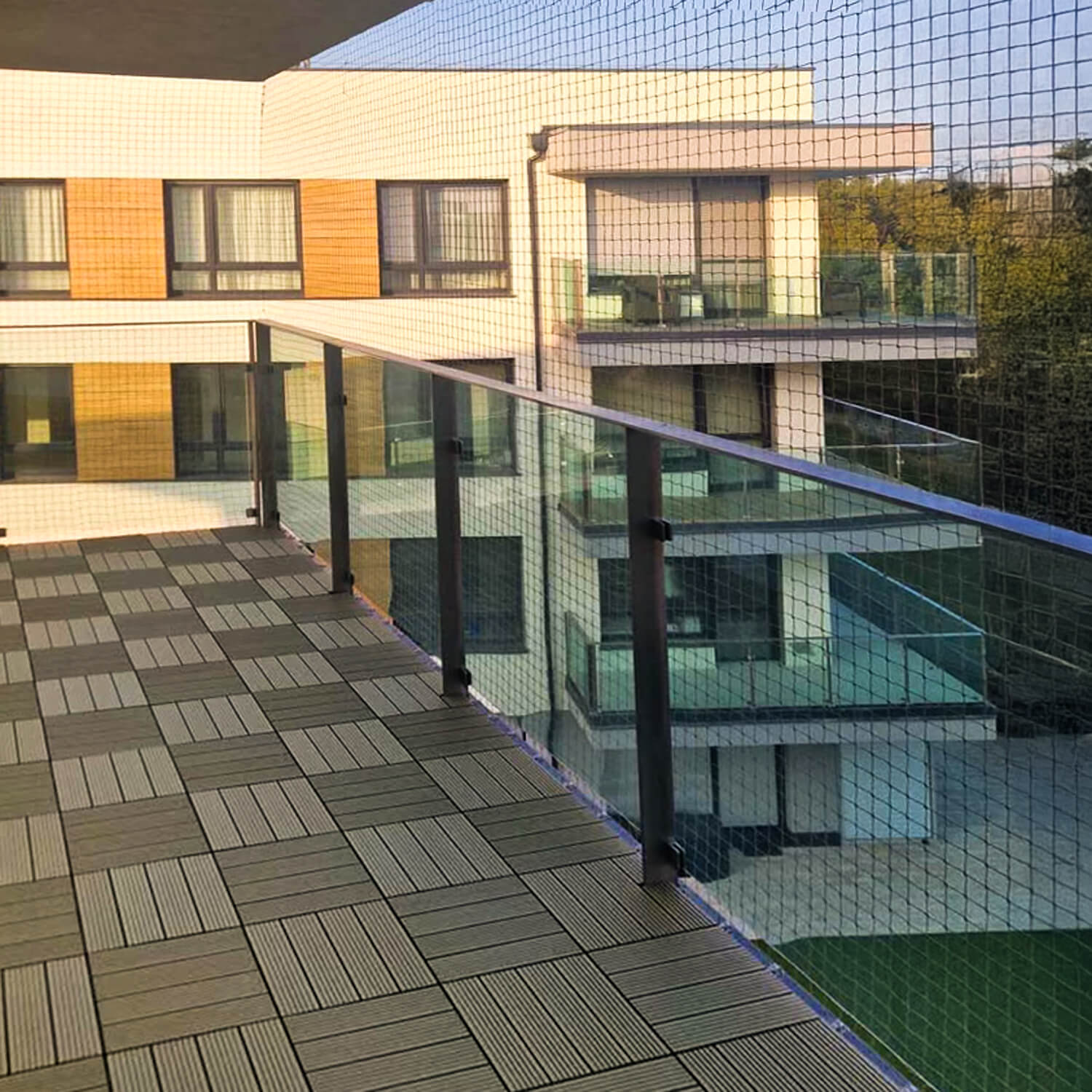 Praktický balkon s terasovými dlaždicemi Medový Teak