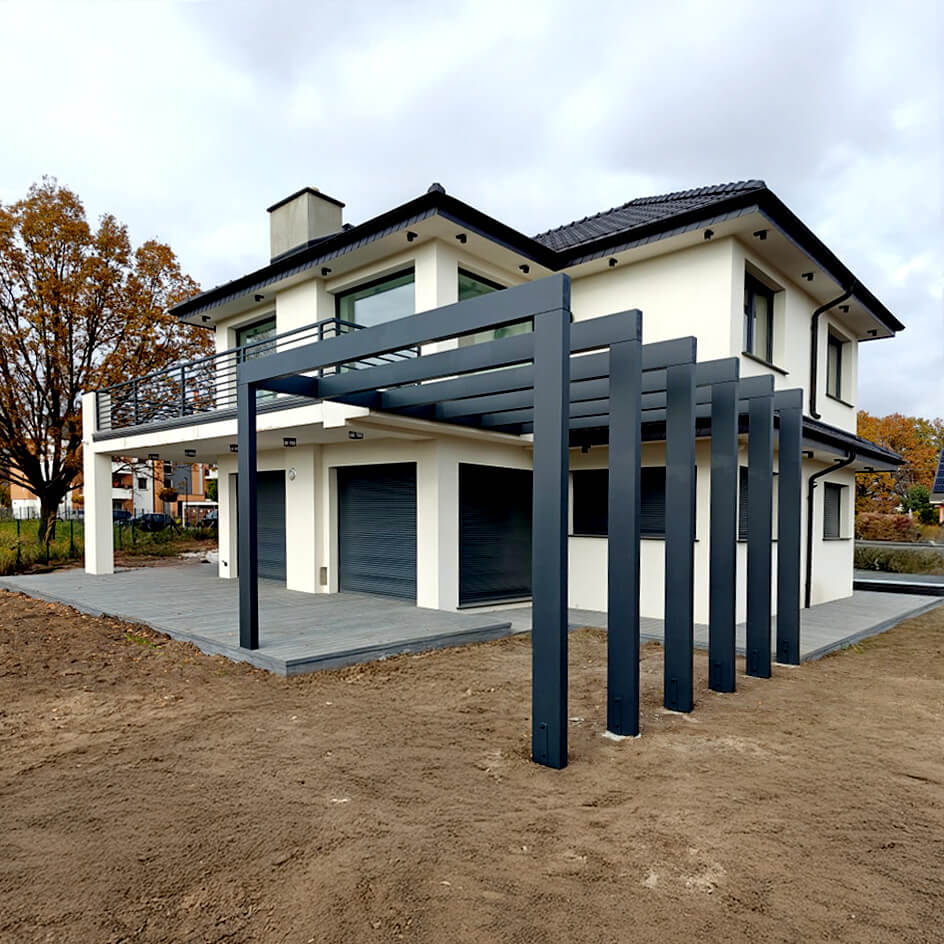 Prostorná terasa s kompozitními prkny Premium Gray