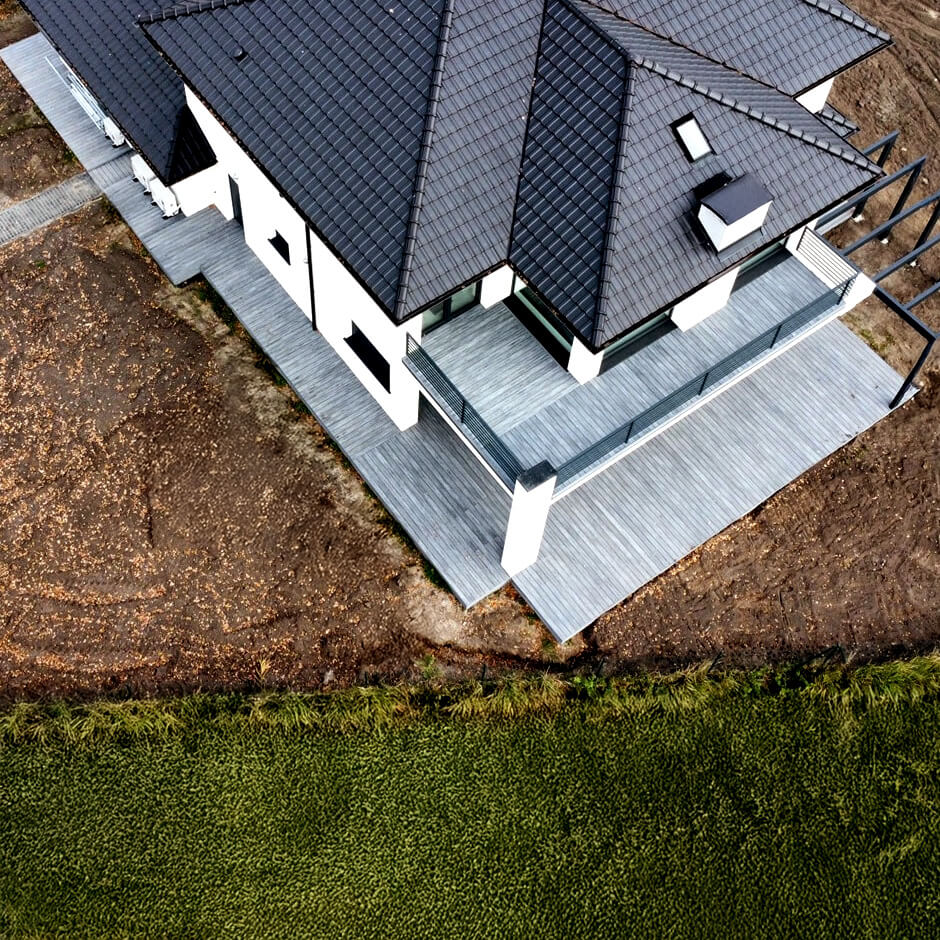 Prostorná terasa s kompozitními prkny Premium Gray