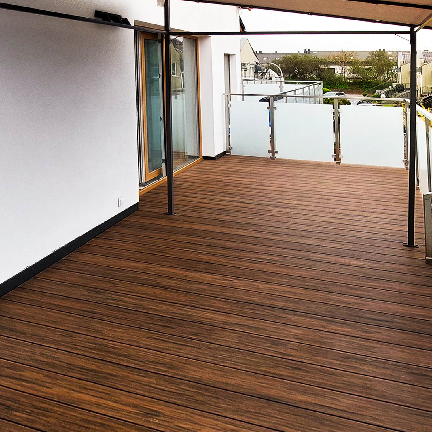 Moderní balkon z kompozitních prken Premium Teak