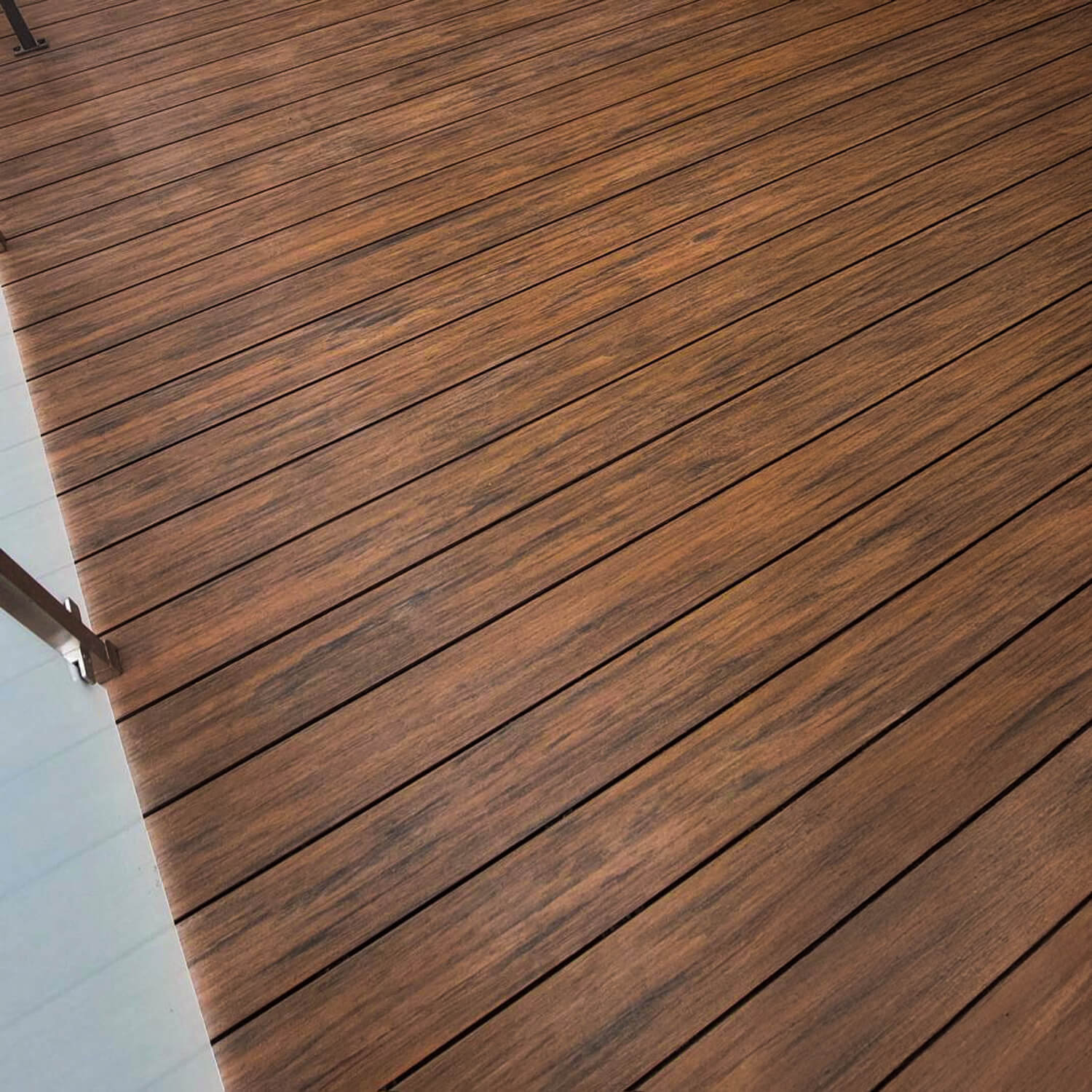 Moderní balkon z kompozitních prken Premium Teak
