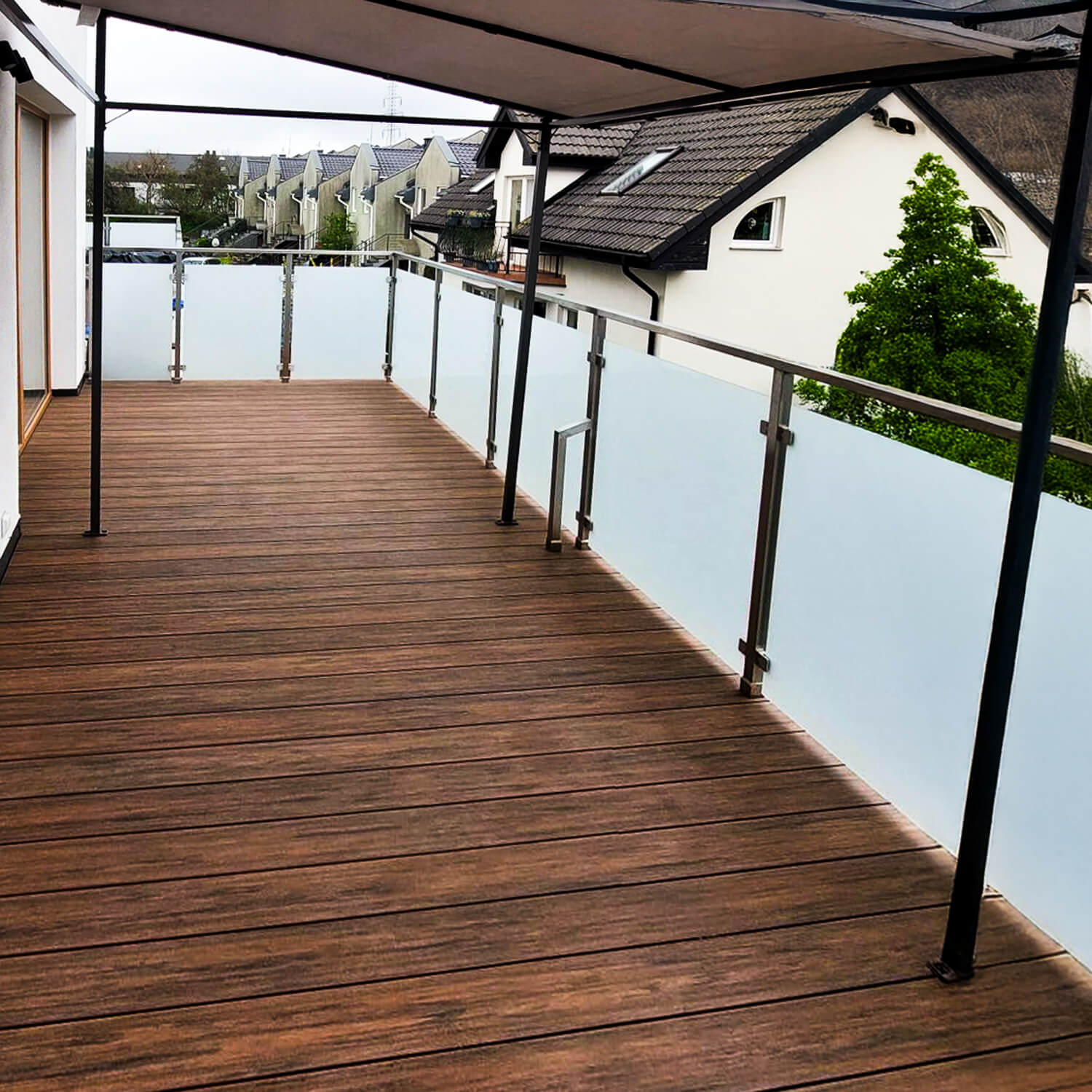 Moderní balkon z kompozitních prken Premium Teak