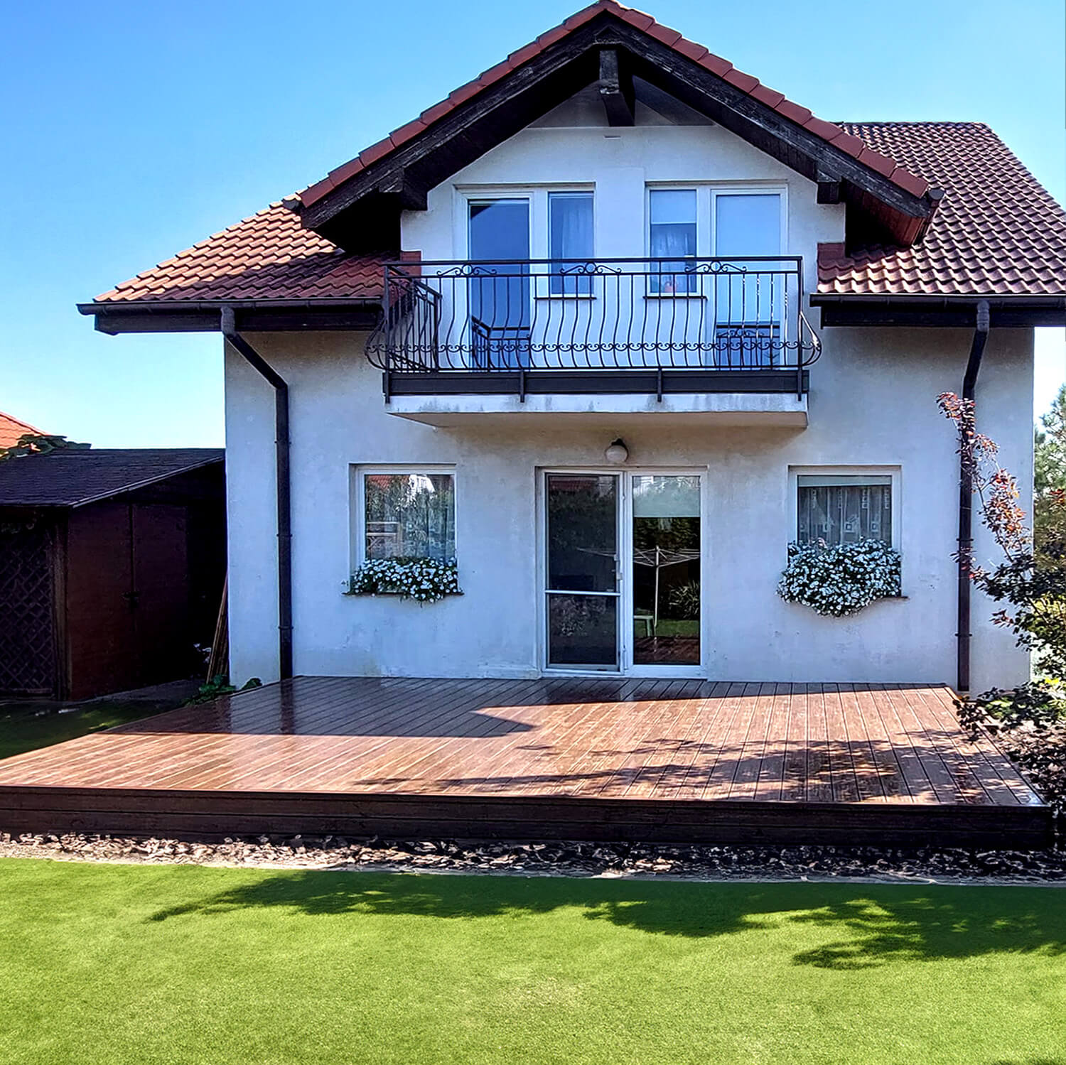 Kompletní proměna terasy s kompozitními terasovými prkny Premium Redwood