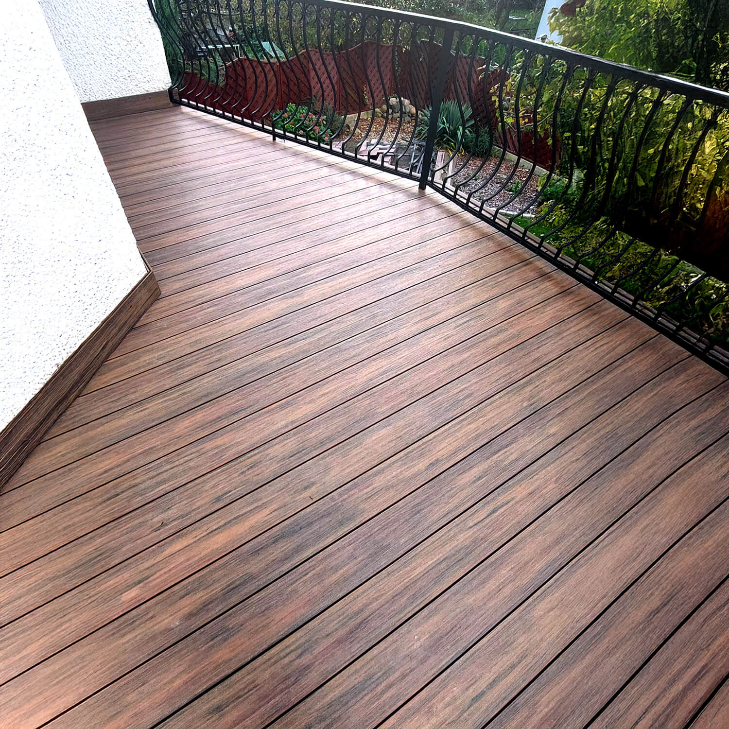 Balkon z kompozitních terasových prken Premium Redwood – elegance ve výškách