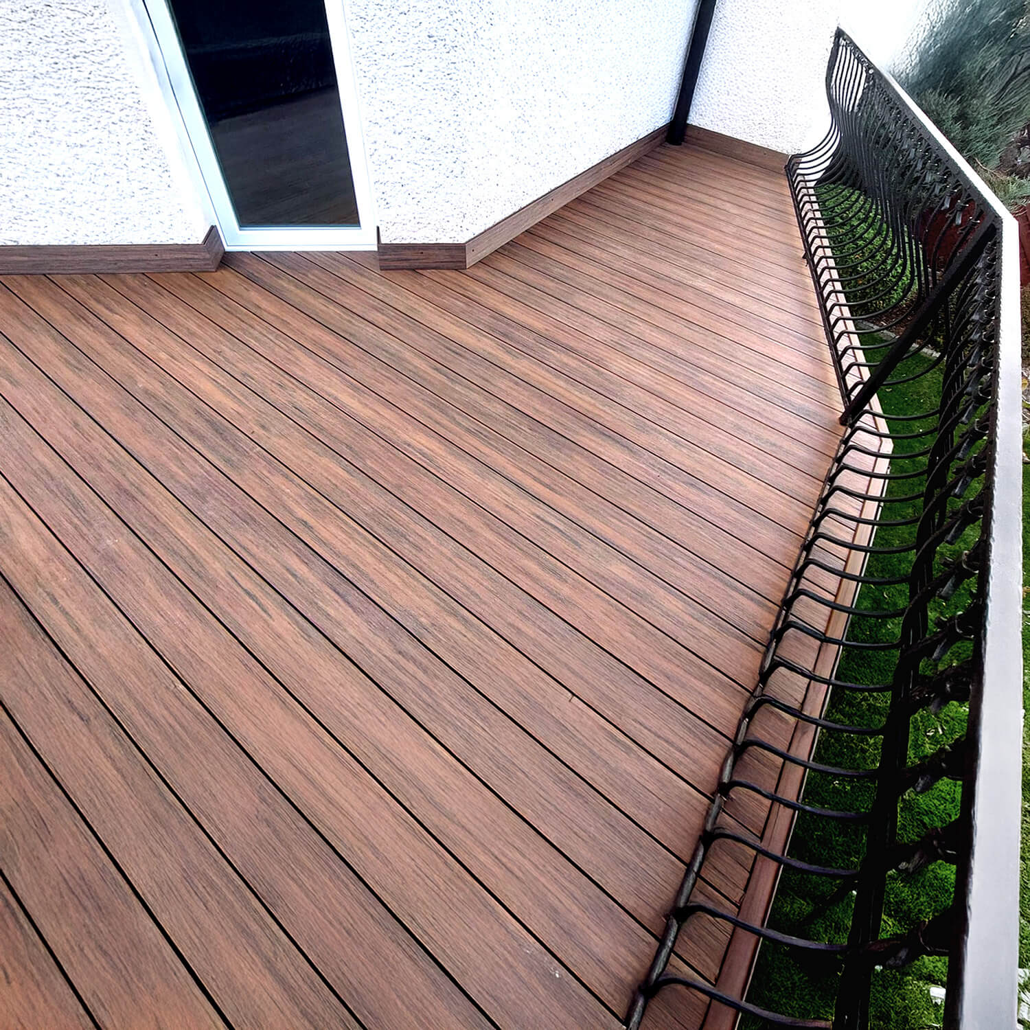 Balkon z kompozitních terasových prken Premium Redwood – elegance ve výškách