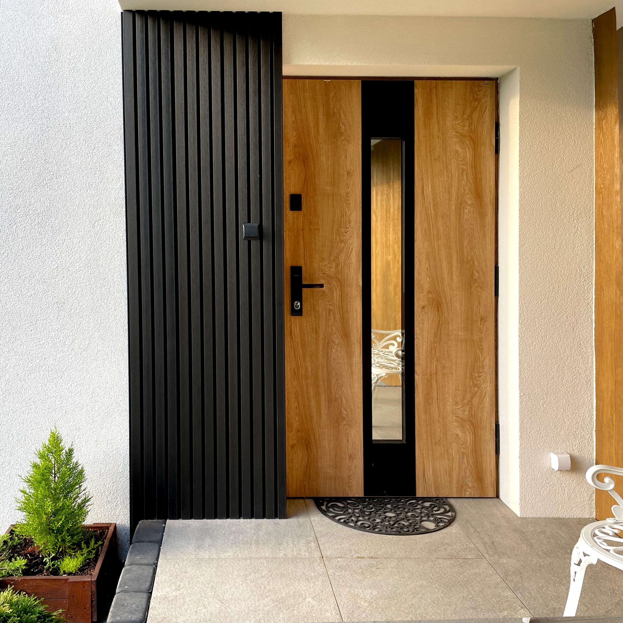 Fasádní lamely Premium Graphite – elegantní detail u vchodu