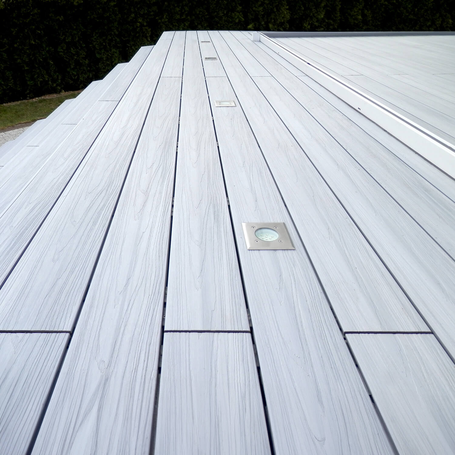 Terasa z kompozitních prken Solid Light Grey – wow efekt