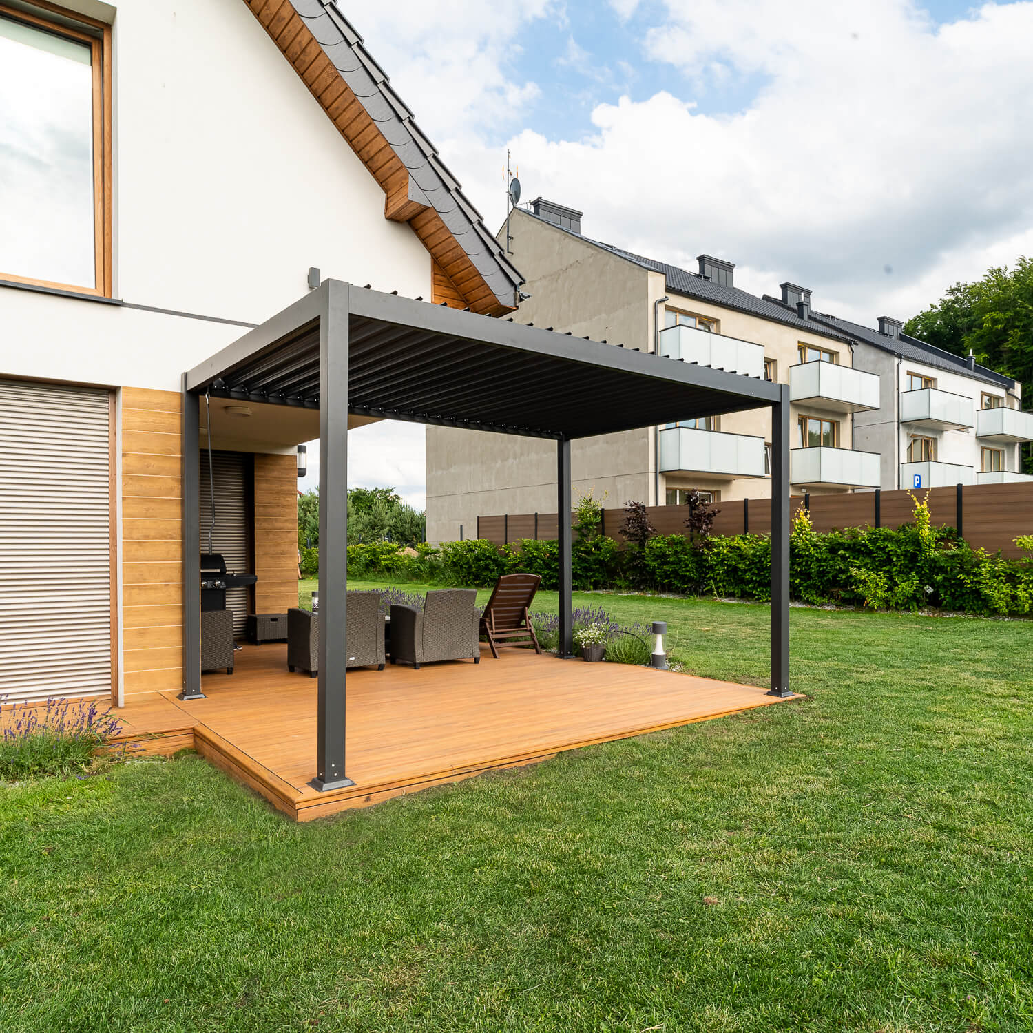Záhradná pergola Liderwood – moderné riešenie terasy s kompozitnými terasovými doskami Premium v odtieni Amber