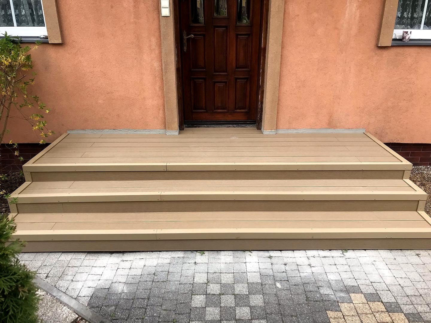 Schodiště z kompozitních prken Medovy Teak