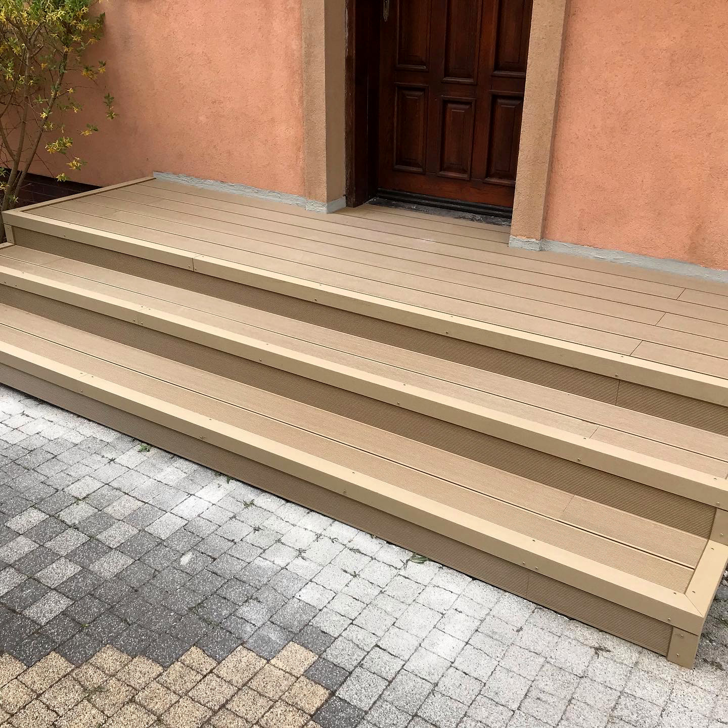 Schodiště z kompozitních prken Medovy Teak