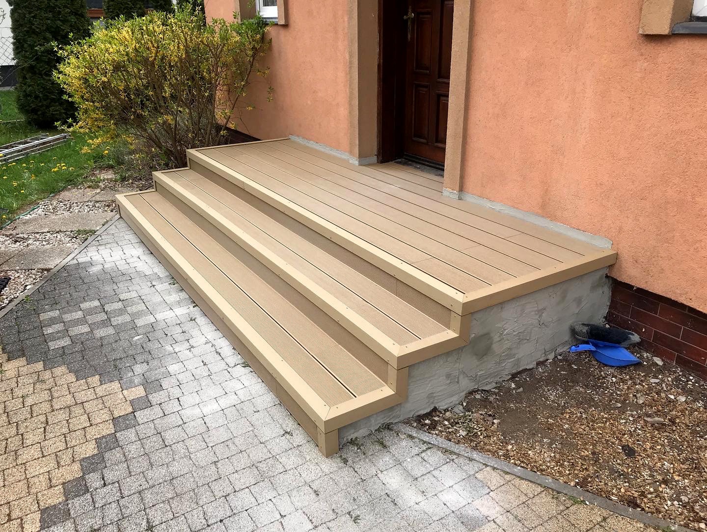 Schodiště z kompozitních prken Medovy Teak