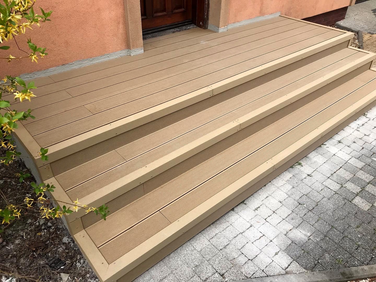 Schodiště z kompozitních prken Medovy Teak