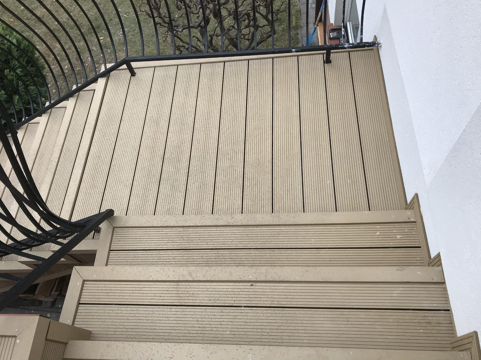 Schody z kompozitu Standard Medový Teak – bezpečný a stylový přechod