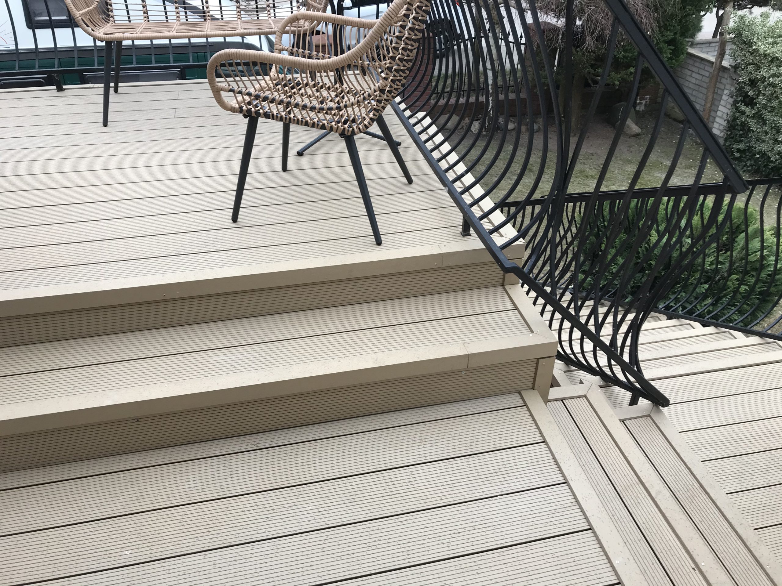 Schody z kompozitu Standard Medový Teak – bezpečný a stylový přechod