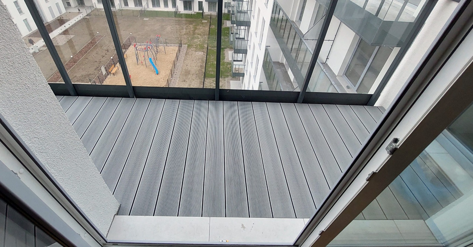 Balkon s kompozitních terasových prken Standard 15 Světle Šedý
