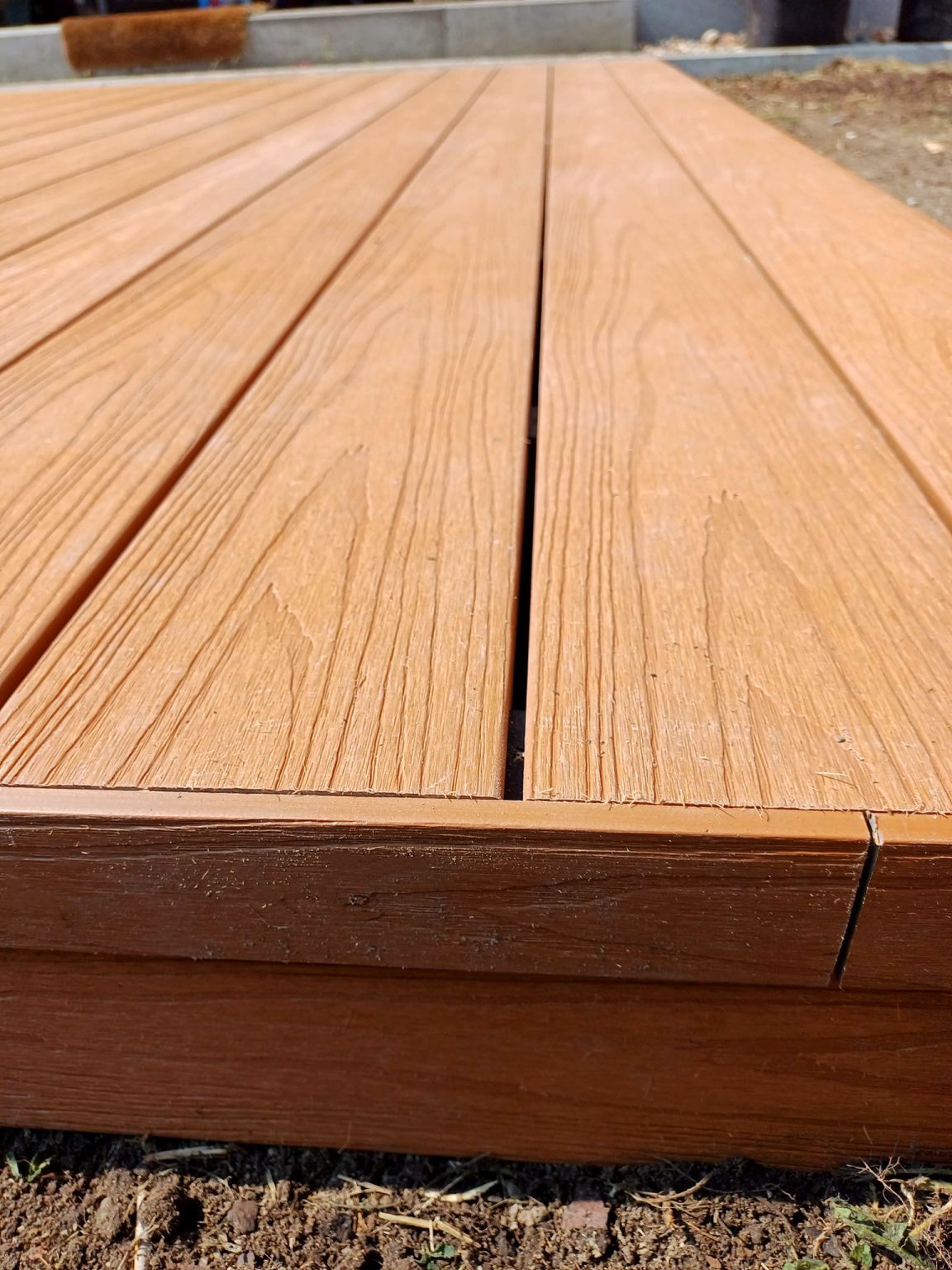 Malá terasa z kompozitních desek Premium Cotto