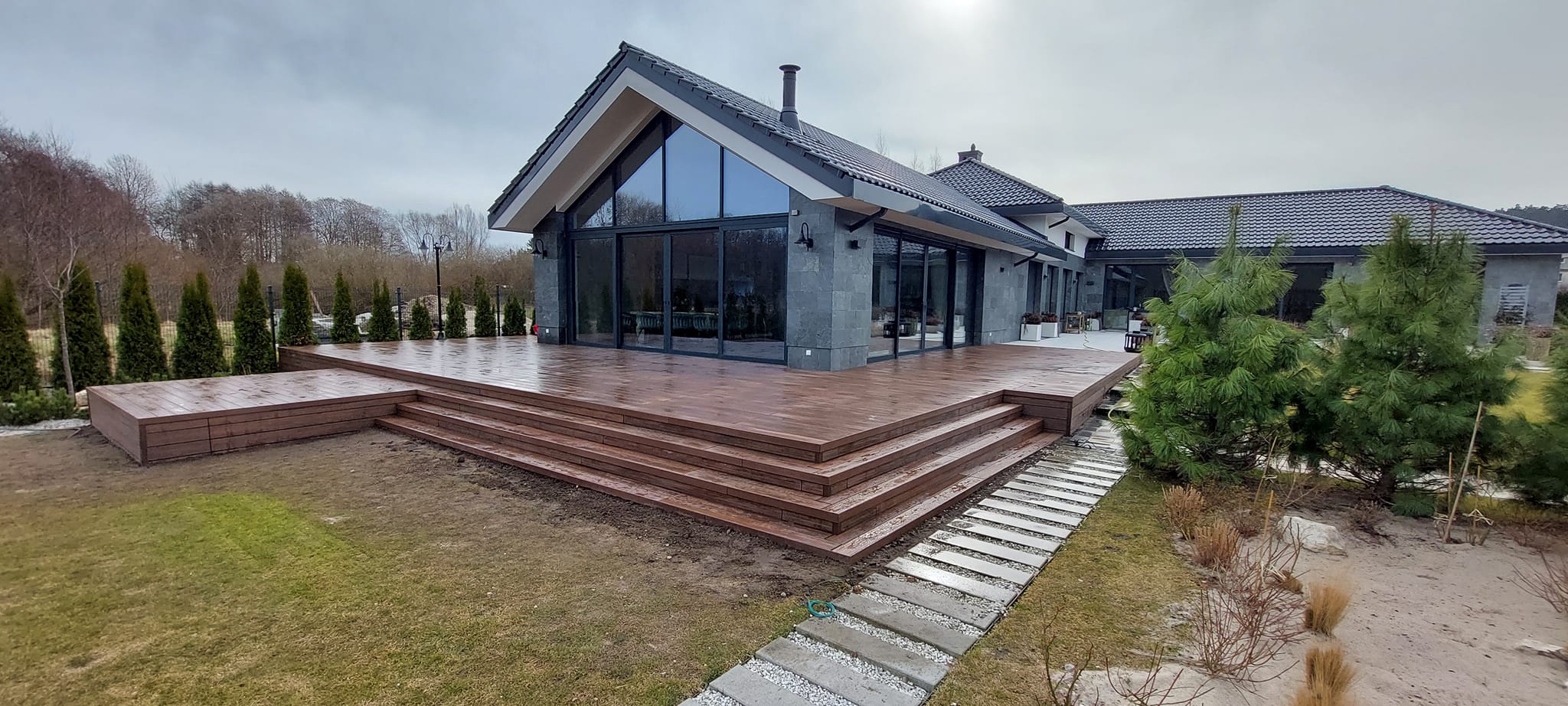 Terasa Premium Redwood – impozantní prostor s elegancí