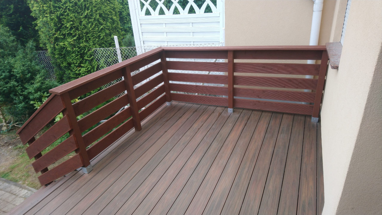 Terasa Premium Redwood – soukromí a funkčnost v jednom