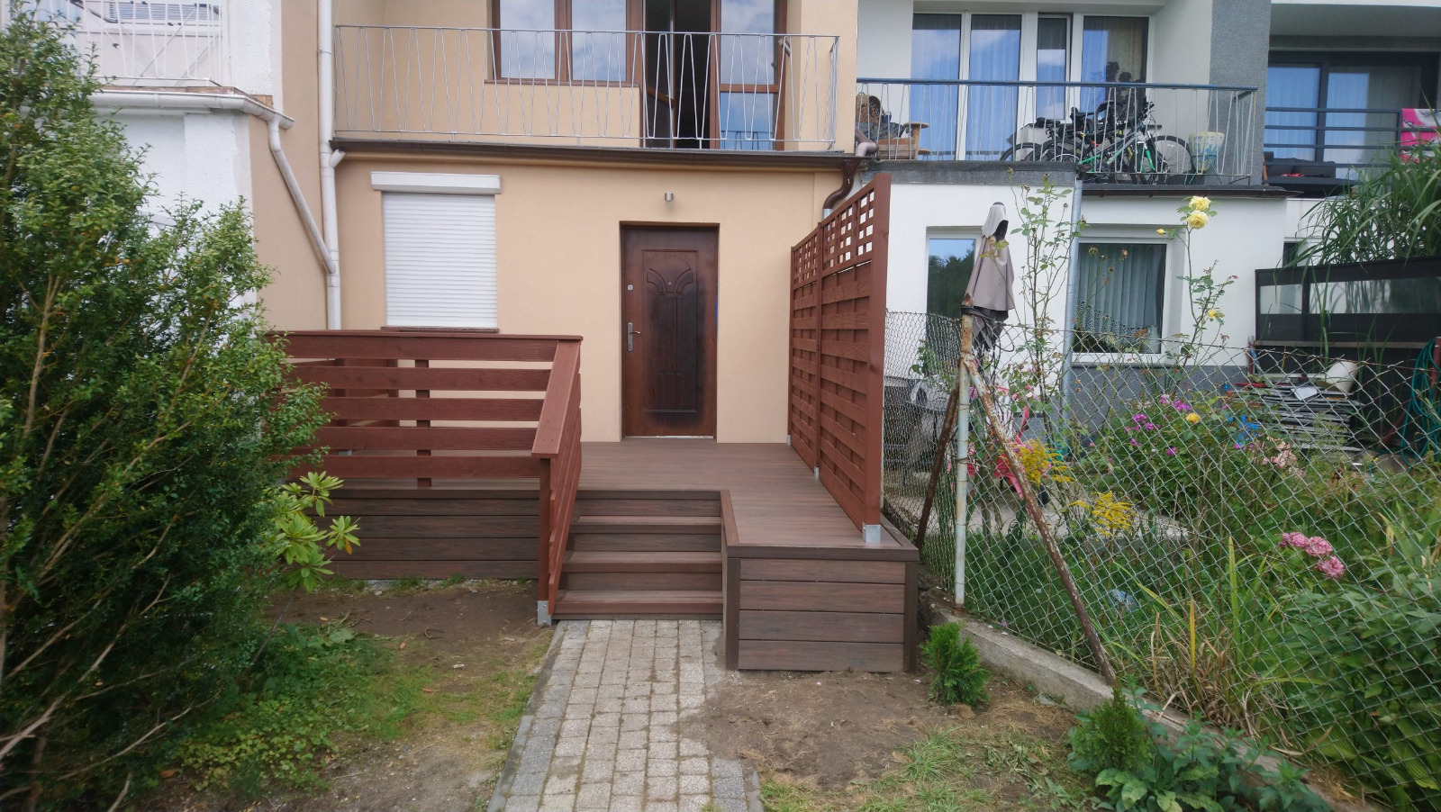 Terasa Premium Redwood – soukromí a funkčnost v jednom