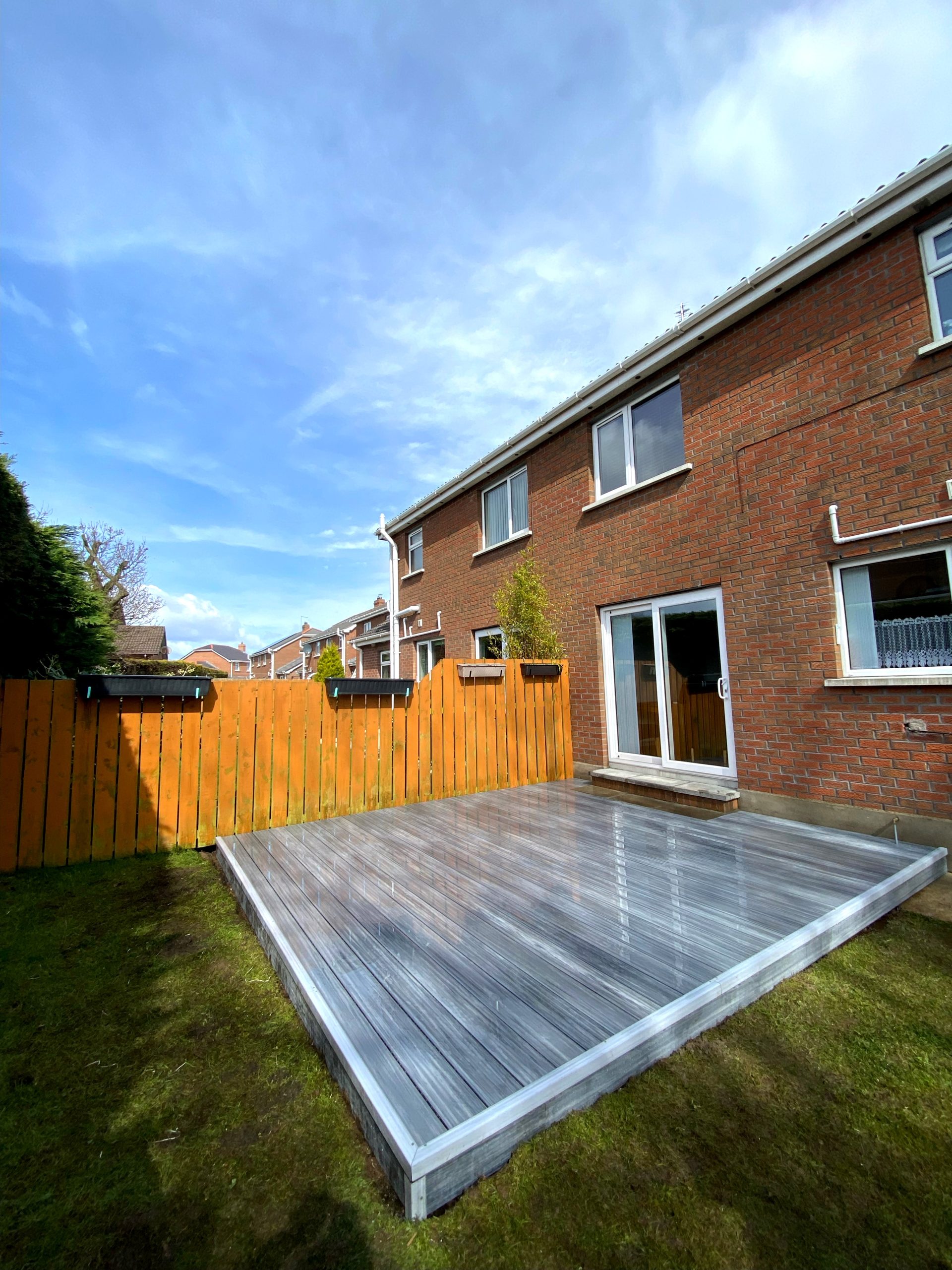 Terasa z kompozitních prken Premium Gray – stylový prvek v zahradě u domu