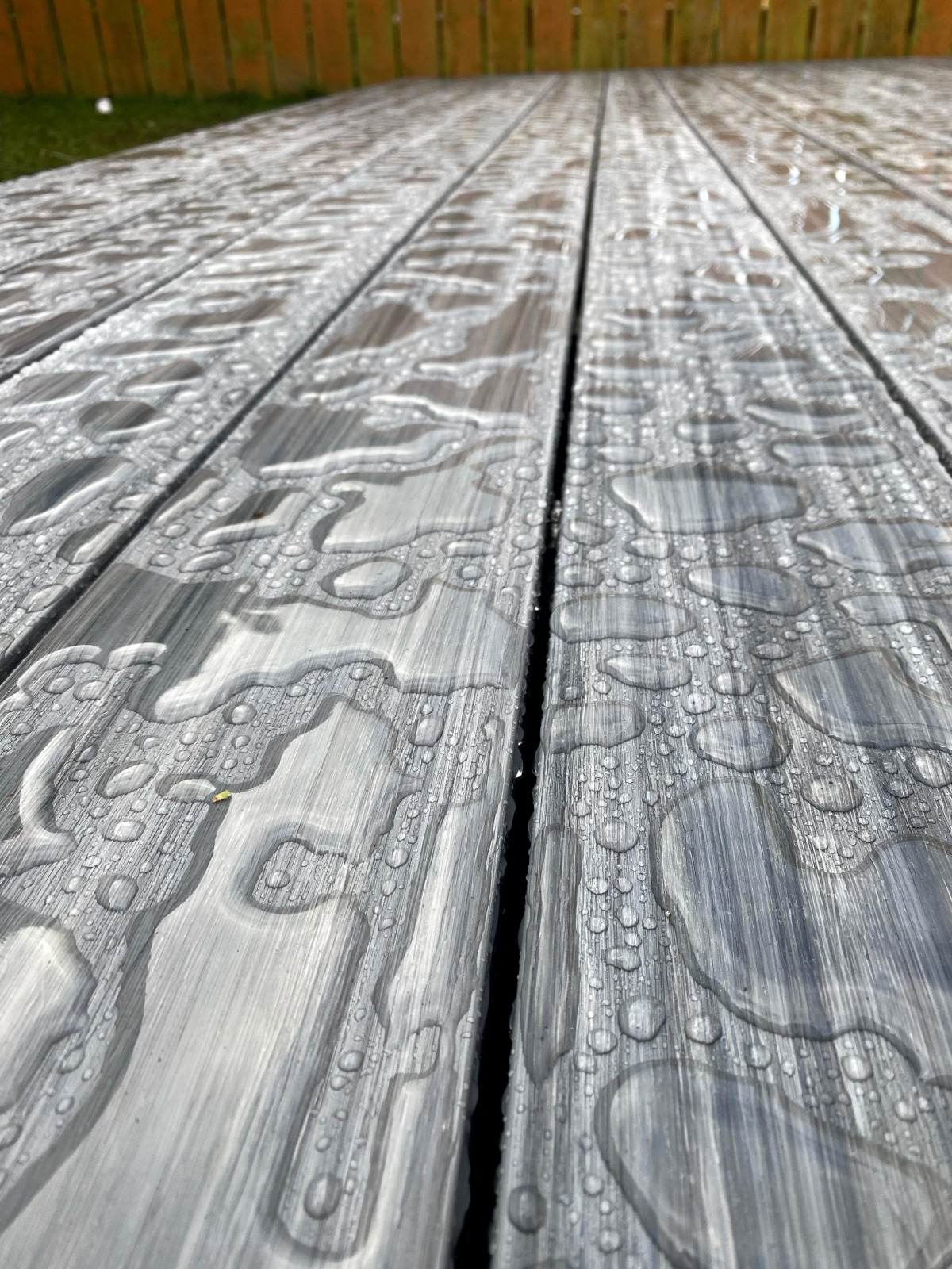 Terasa z kompozitních prken Premium Gray – stylový prvek v zahradě u domu