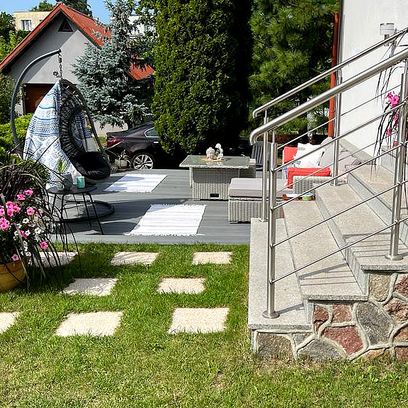 Terasa z 3D kompozitních prken v šedém odstínu