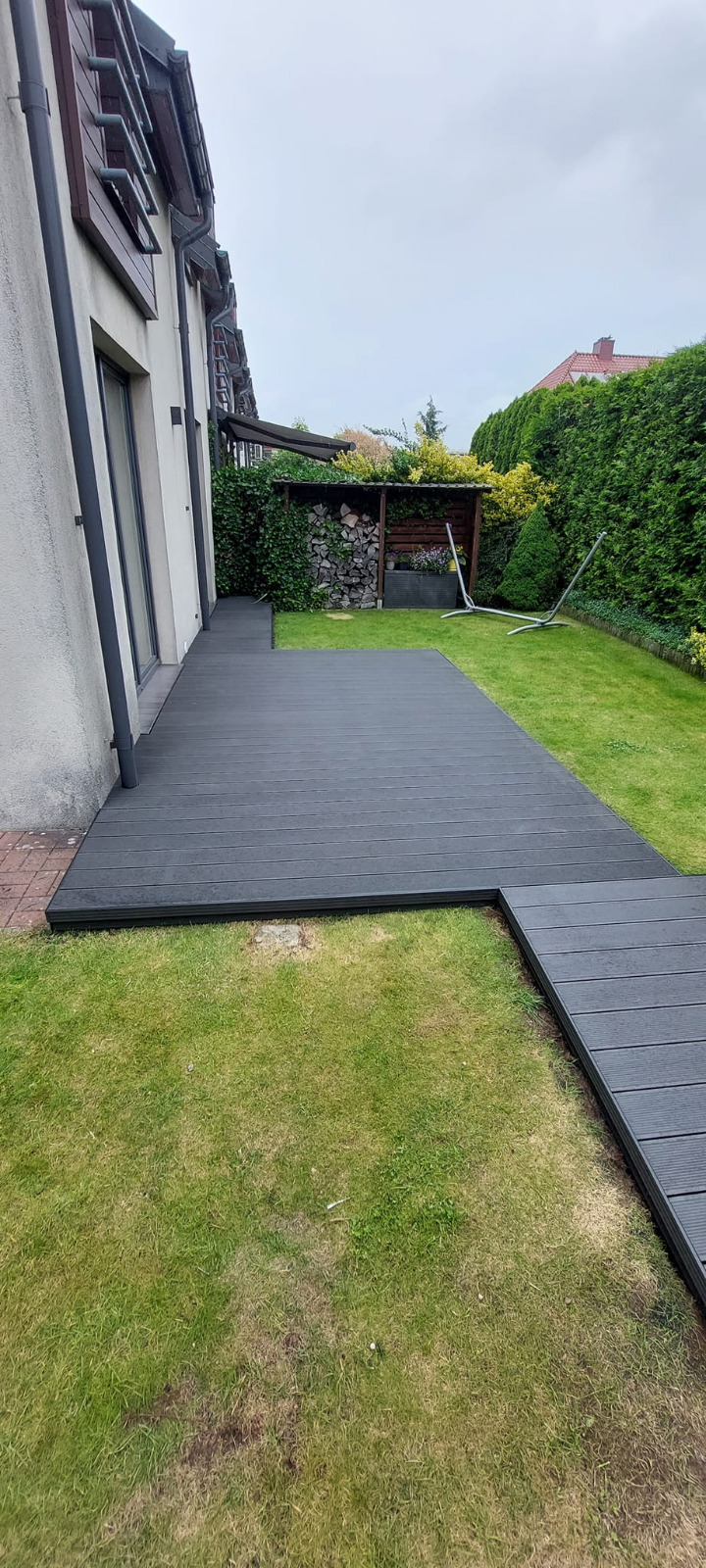 Terasa z kompozitních prken v antracitové barvě – moderní prvek v zahradě