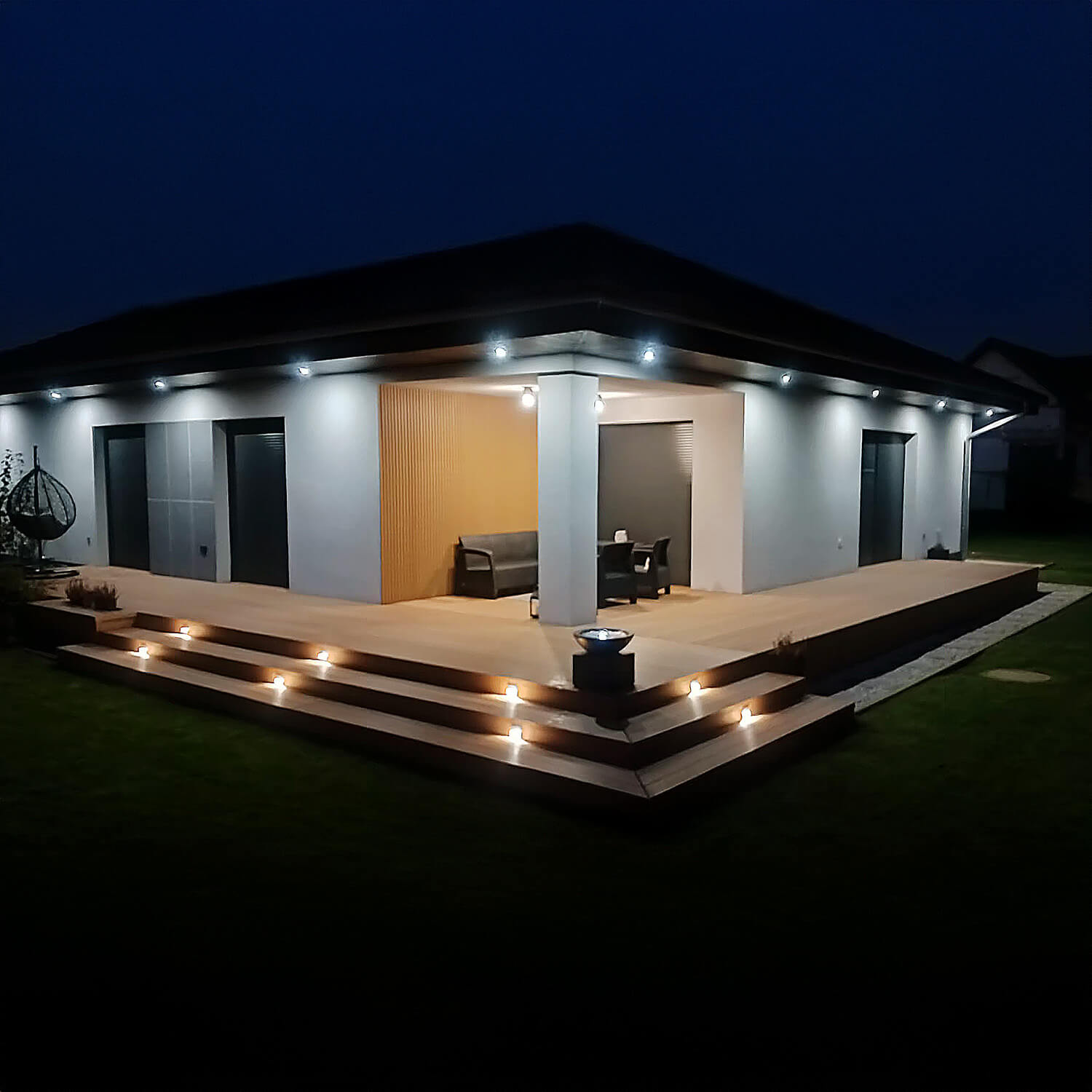 Úprava terasy a fasády v odstínech dubu – prémiová terasová prkna Přírodní Dub a prémiové lamely Dub