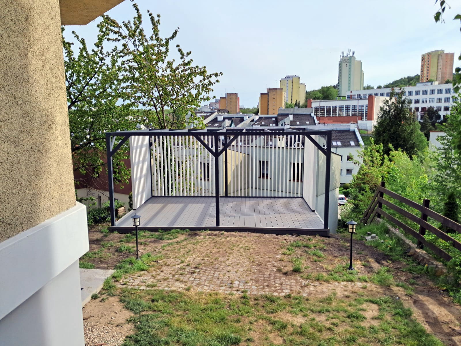 Šedá kompozitní terasa – terasové prkno Standard Světle Šedá