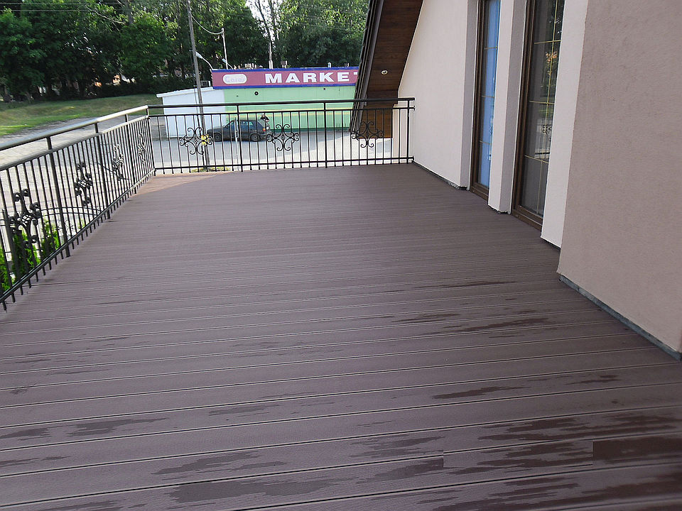 Terasa z kompozitních prken Standard Brown – odolnost a klasický vzhled na nejvyšší úrovni