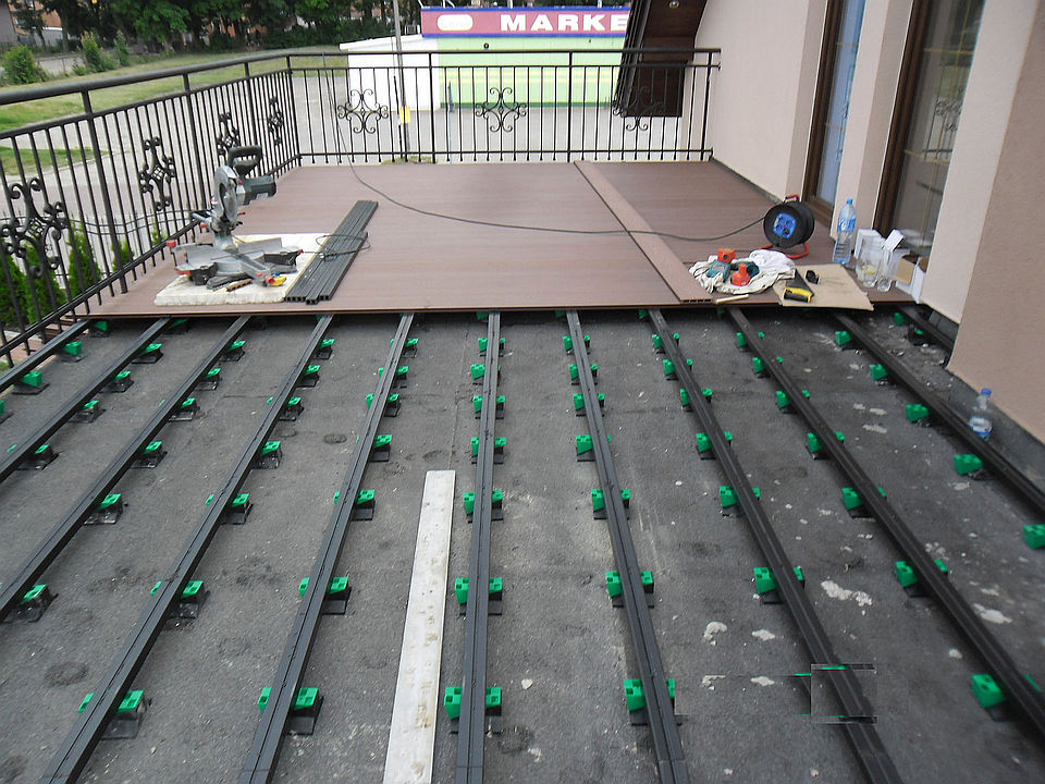 Terasa z kompozitních prken Standard Brown – odolnost a klasický vzhled na nejvyšší úrovni