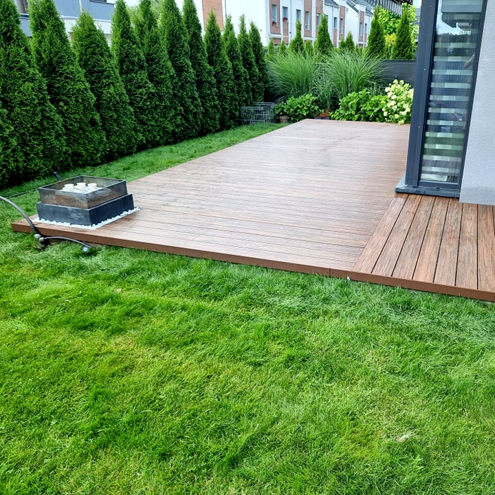 Terasa s ohništěm – vyrobená z prémiových terasových prken Redwood