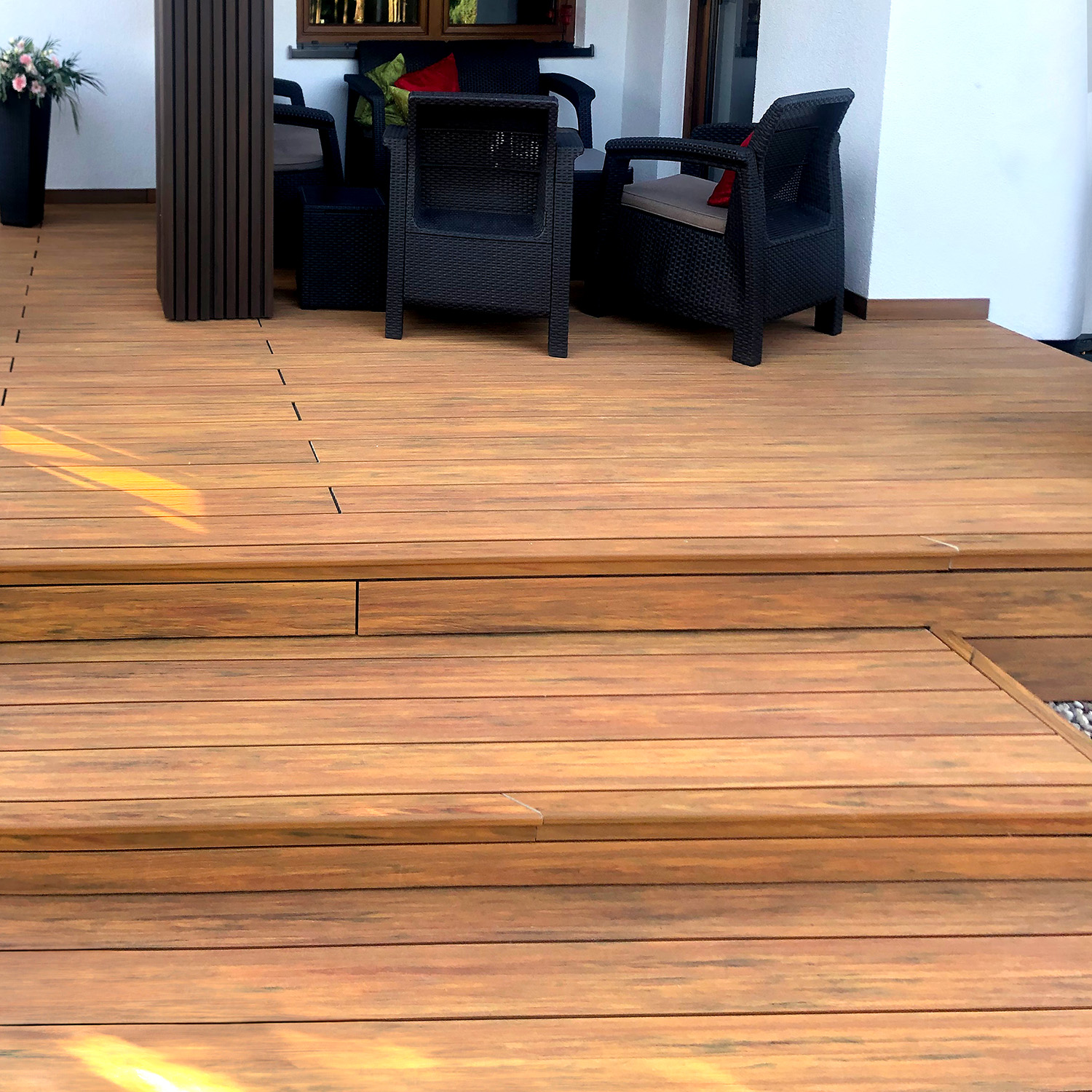 Kompozitní terasa a fasáda: lamely Premium 3D Walnut a terasová prkna Premium Amber