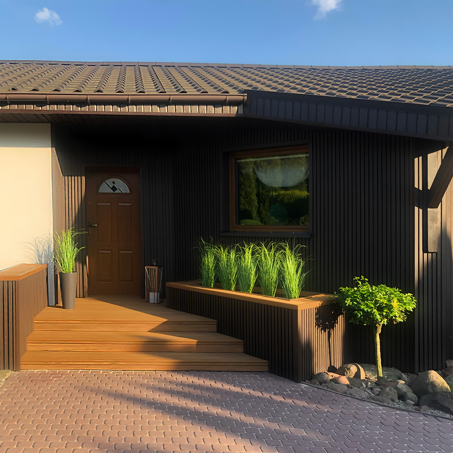 Kompozitní terasa a fasáda: lamely Premium 3D Walnut a terasová prkna Premium Amber