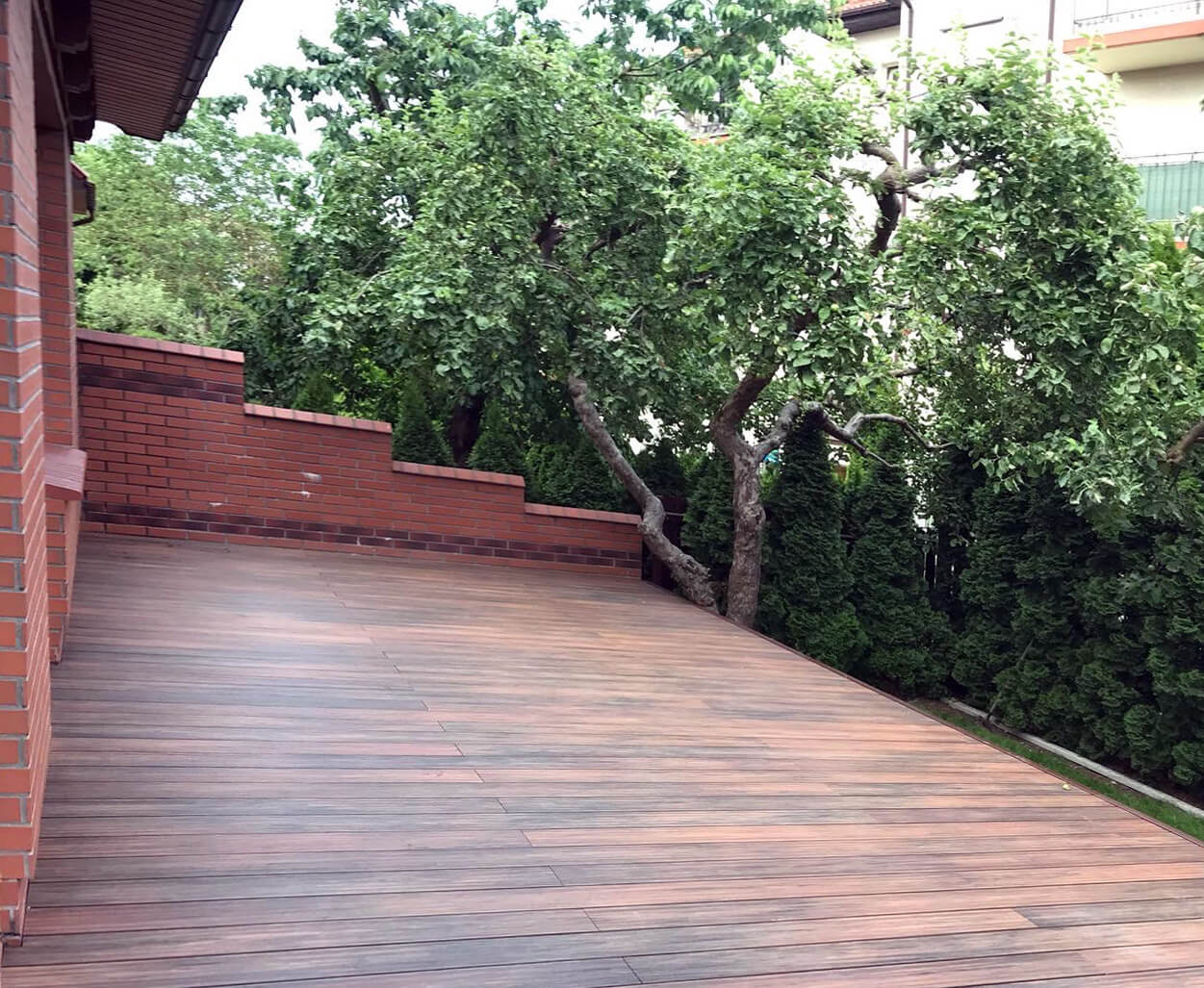 Velká terasa se schody - Terasové prkno WPC Premium Redwood