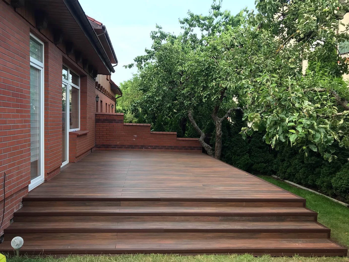 Velká terasa se schody - Terasové prkno WPC Premium Redwood