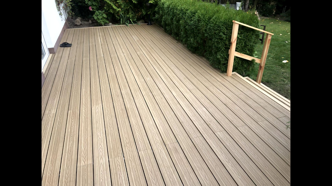 Terasa z prken Miodowy Teak 3D – přirozená atmosféra v zahradě