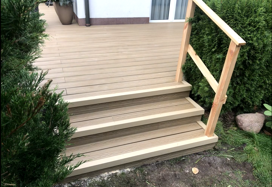Terasa z prken Miodowy Teak 3D – přirozená atmosféra v zahradě