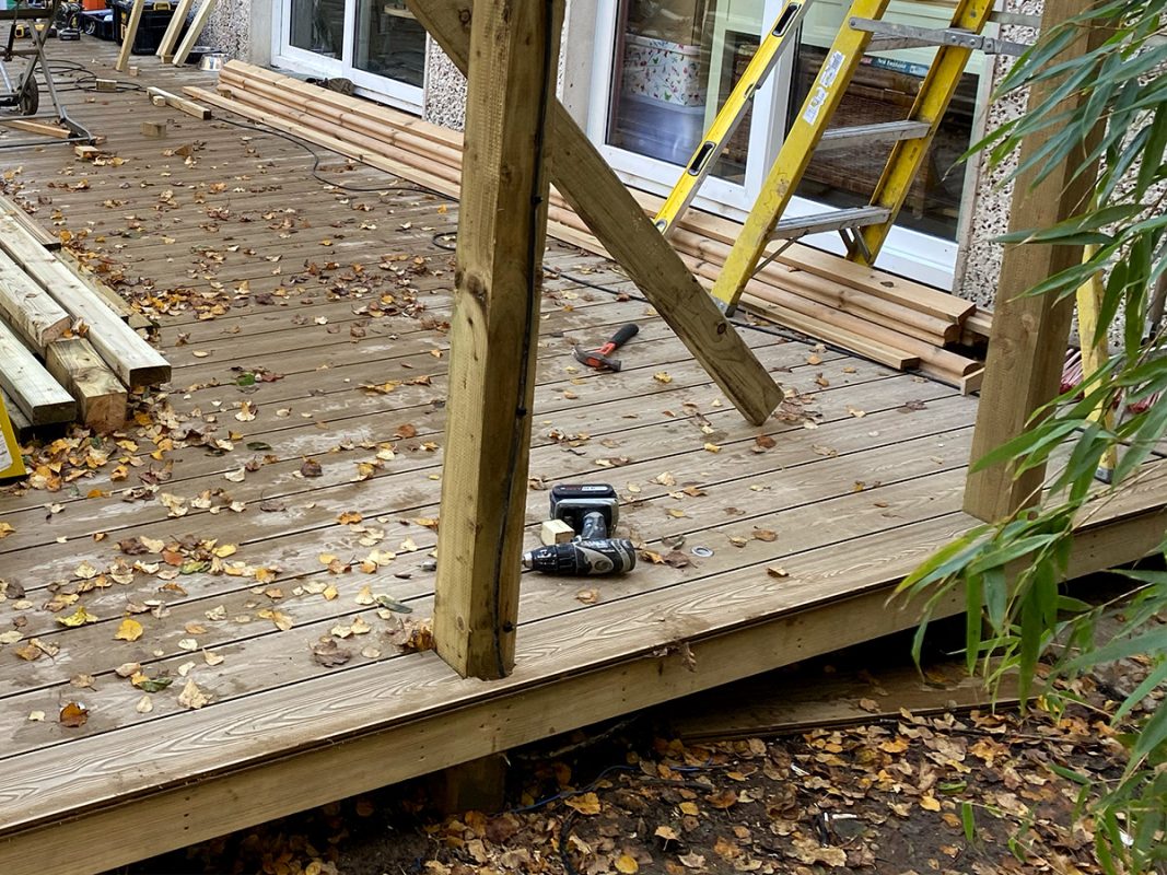 Zimní zahrada z kompozitních terasových prken Honey Teak