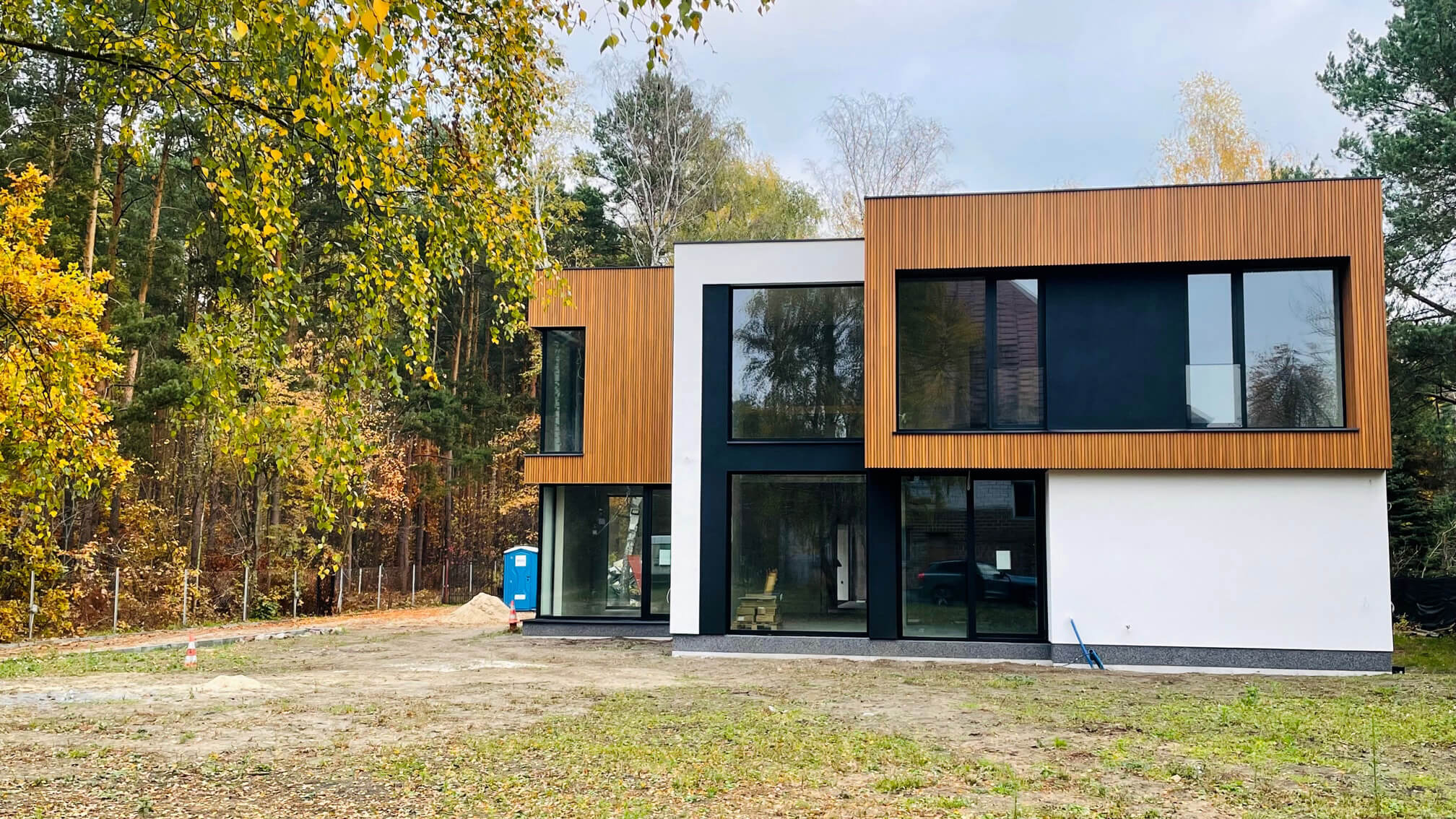 Elewacja-lamele-kompozytowe-3D-desen-drewna-braz-1